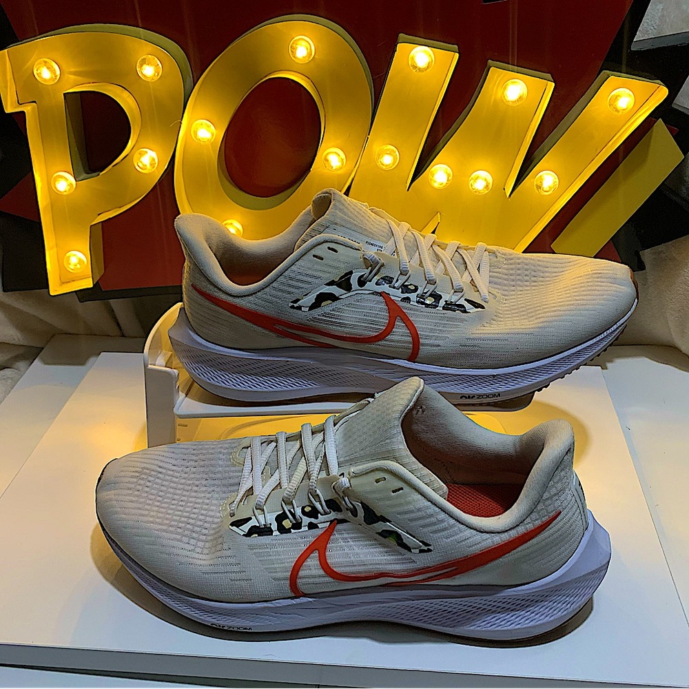 NIKE PEGASUS 39 RUNNING SHOES
Women’s Size 12 Used - No Box Men’s 10.5